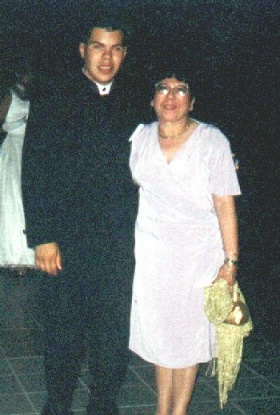 Yo y mi maestra favorita Mrs. Gonzalez alguin que influyo mucho en mi ao senior y considero como si fuera una madre.